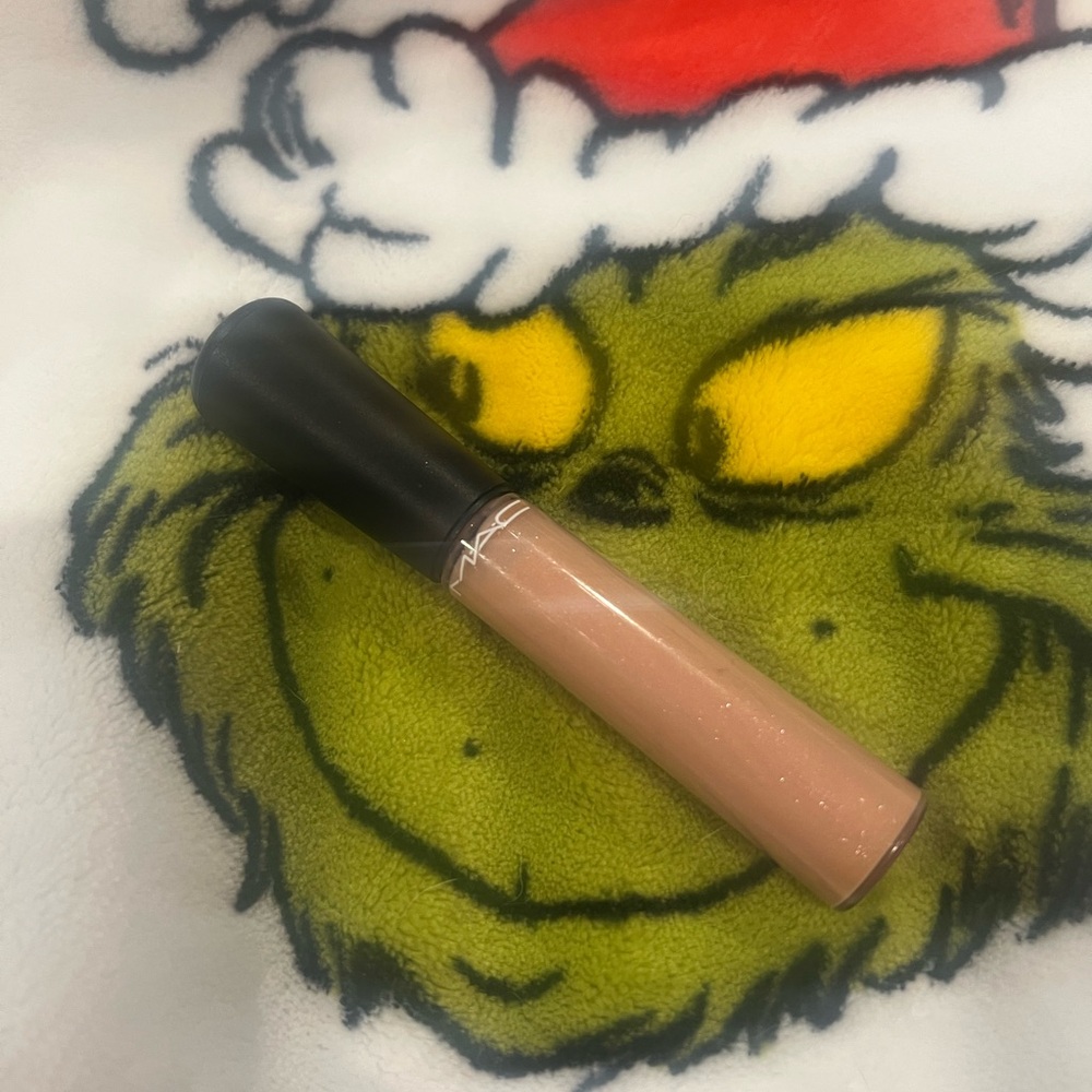 MAC Cosmetics Mineralize Glass in shade Lap Dog